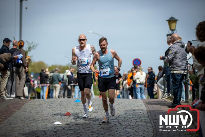 Volle terrassen, bruisende kleedjesmarkt en sportieve Wallenloop: Elburg leeft tijdens koningsdag! - &copy; NWVFoto.nl